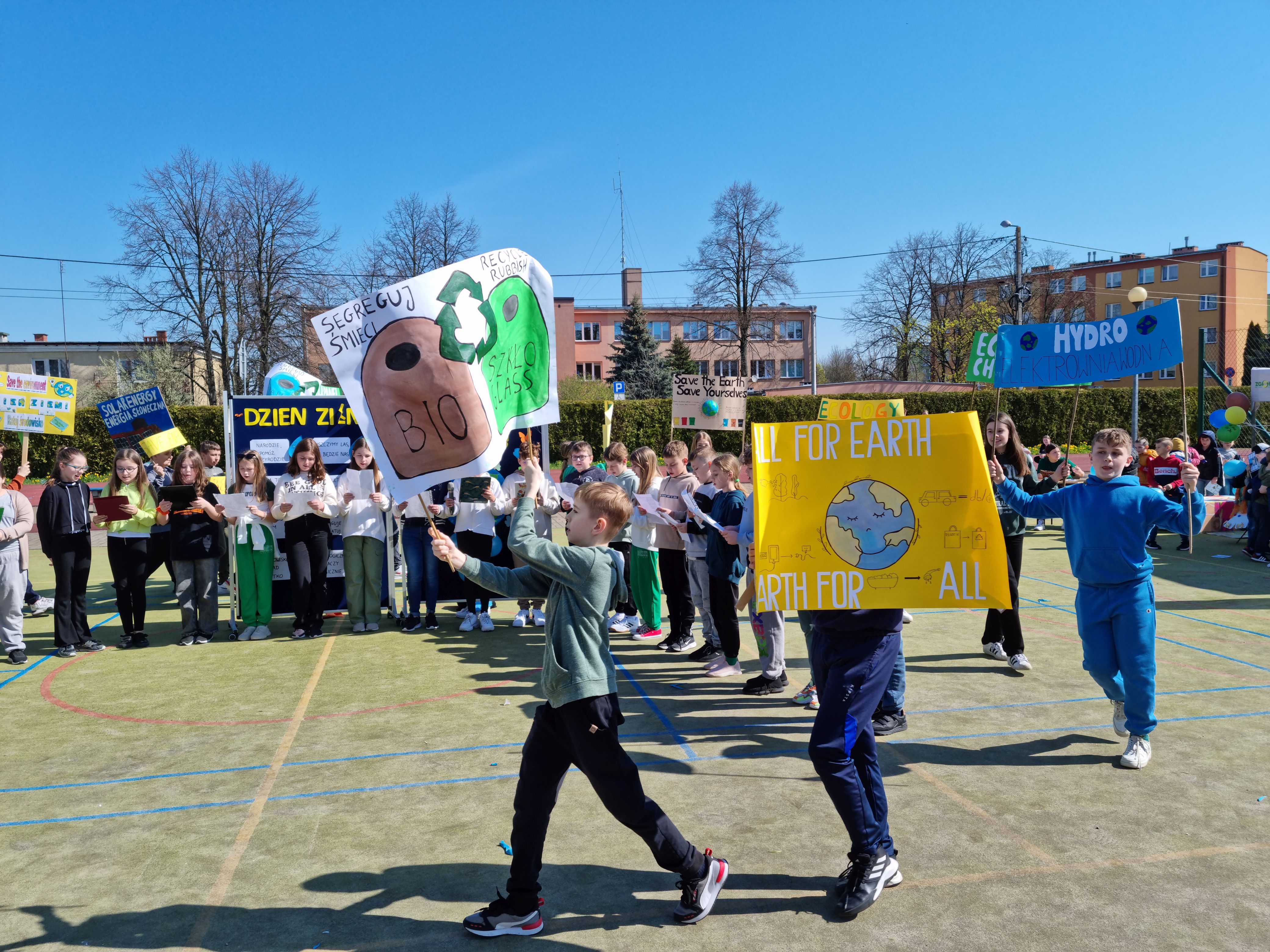 Uczniowie maszerują z transparentami