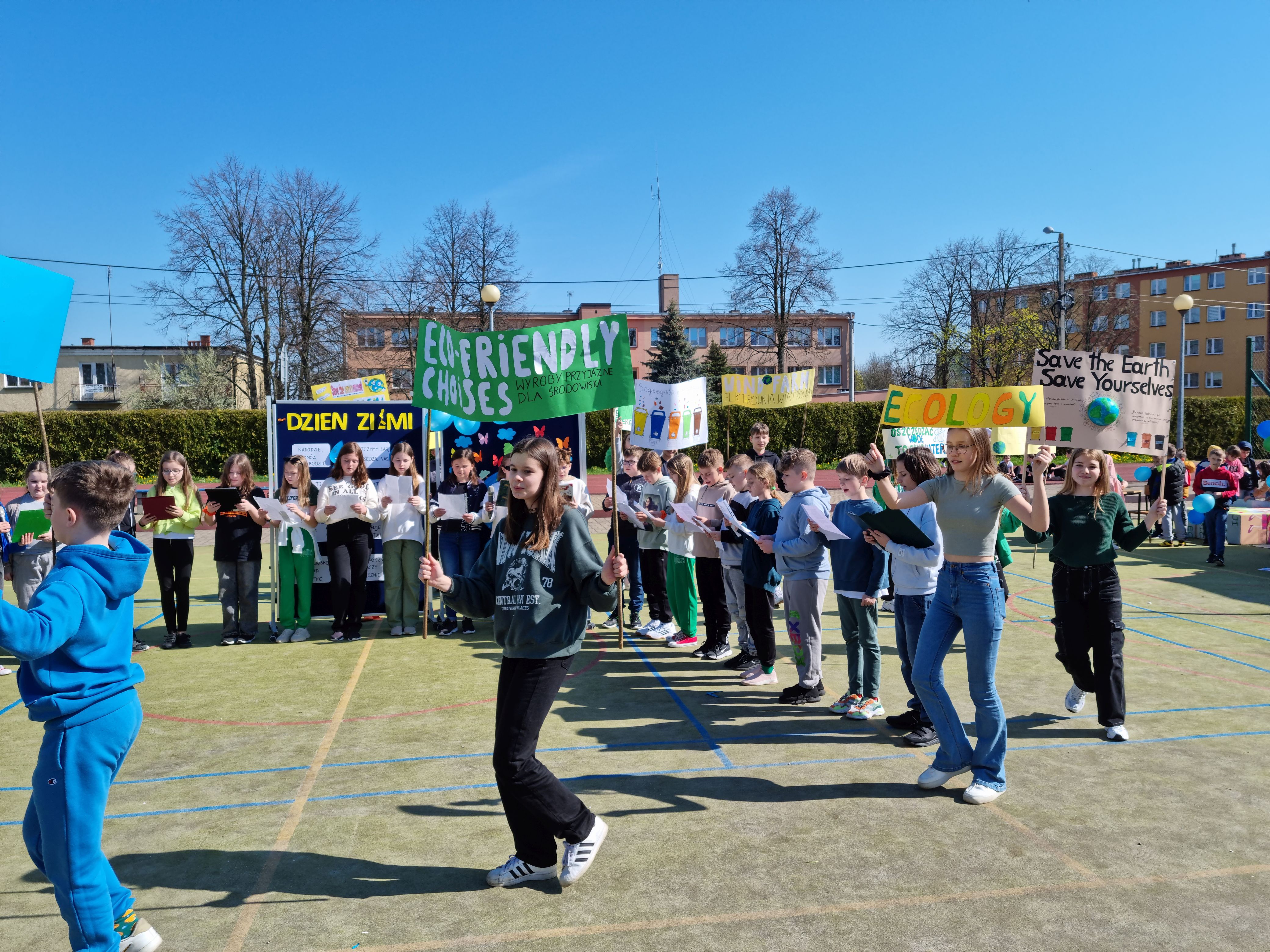 Uczniowie maszerują z transparentami