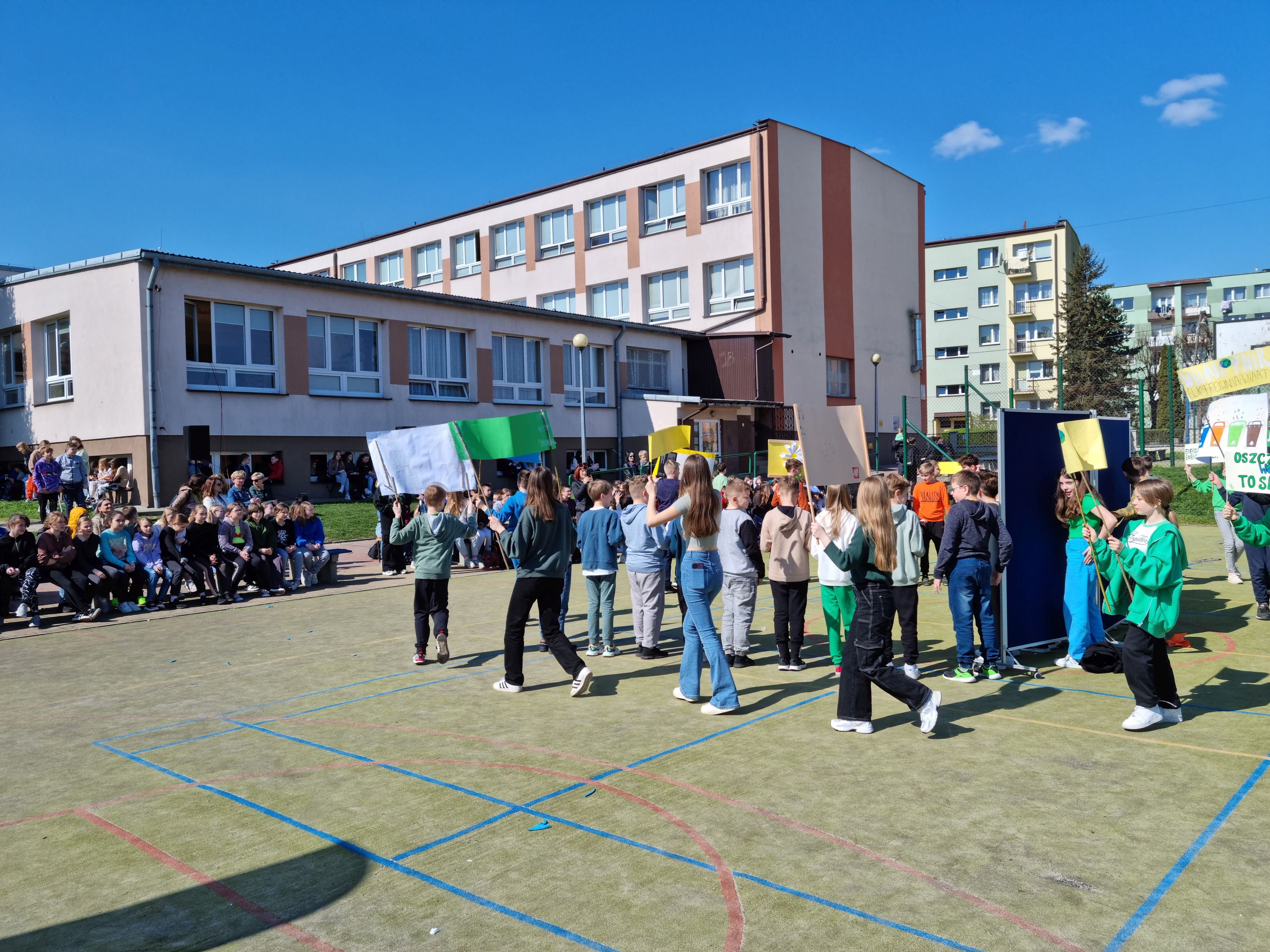 Uczniowie maszerują z transparentami