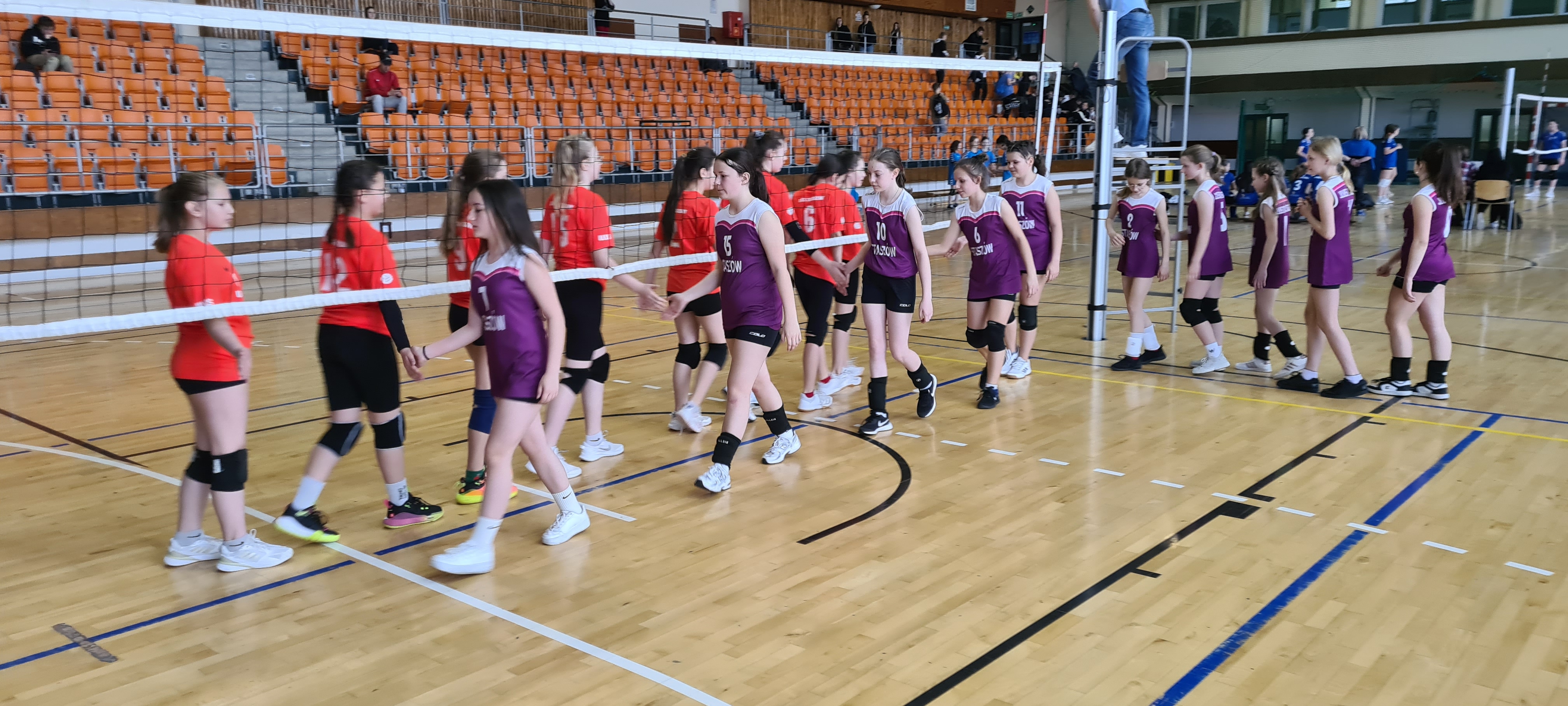 Przywitanie z przeciwnikiem
