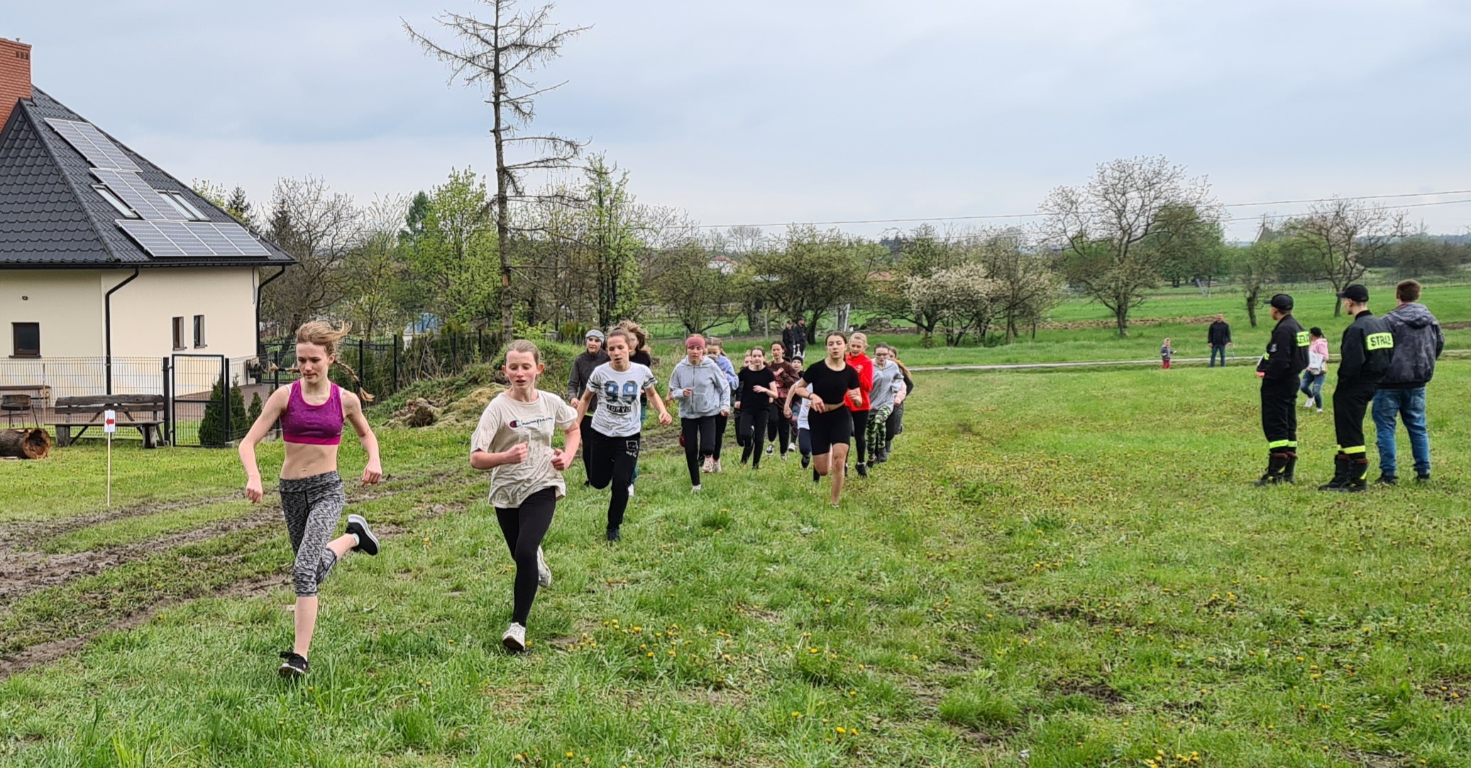 Bieg na dystansie 400 m dziewcząt z klas IV – VI