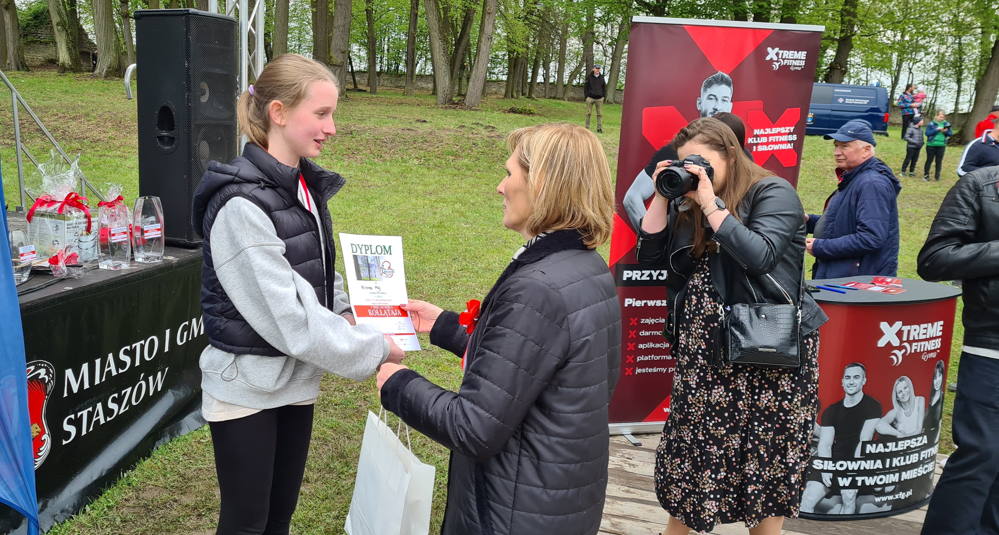 Milena Maj odbiera gratulacje od pani Burmistrz