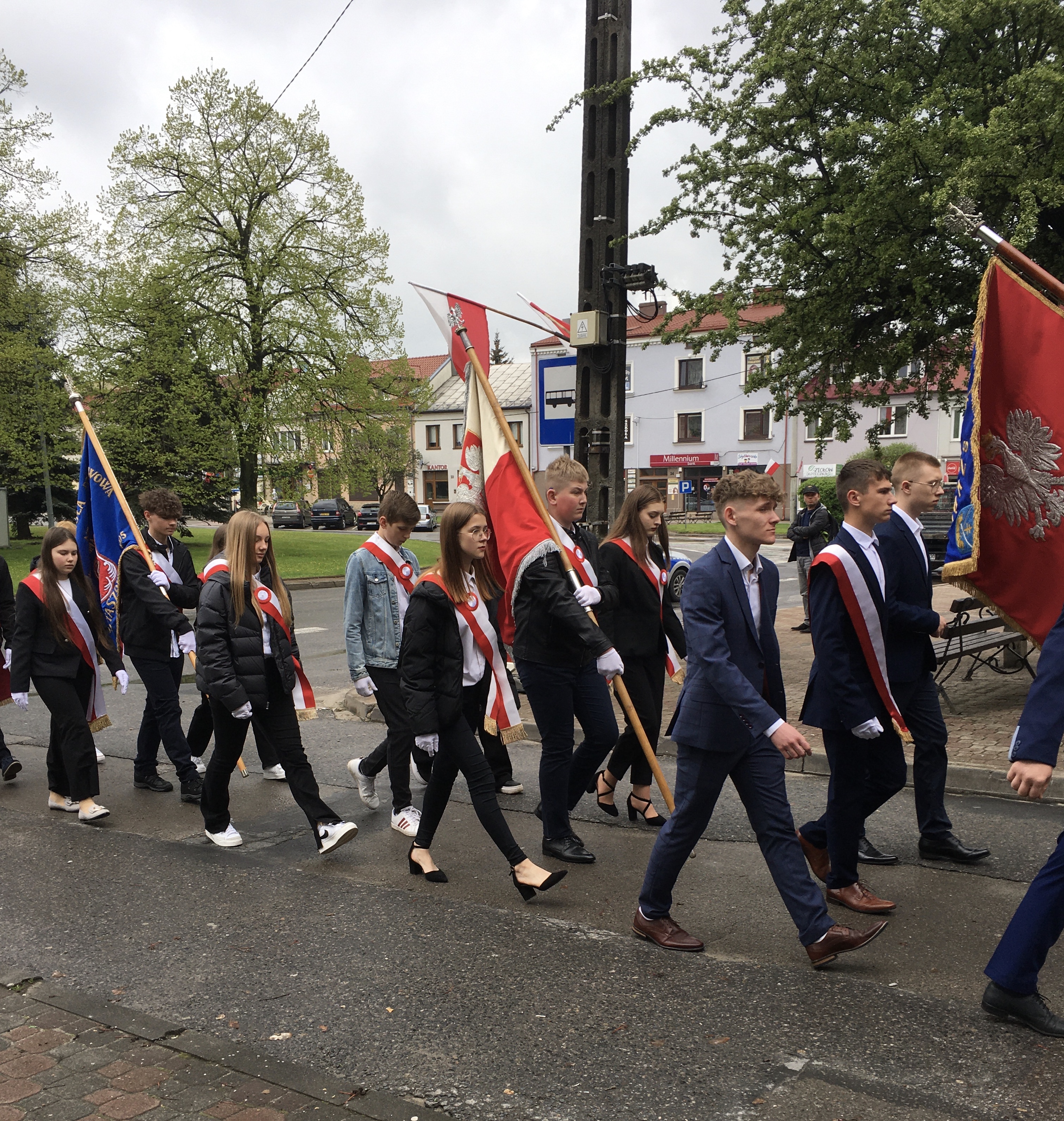Poczty sztandarowe przed wejściem do świątyni
