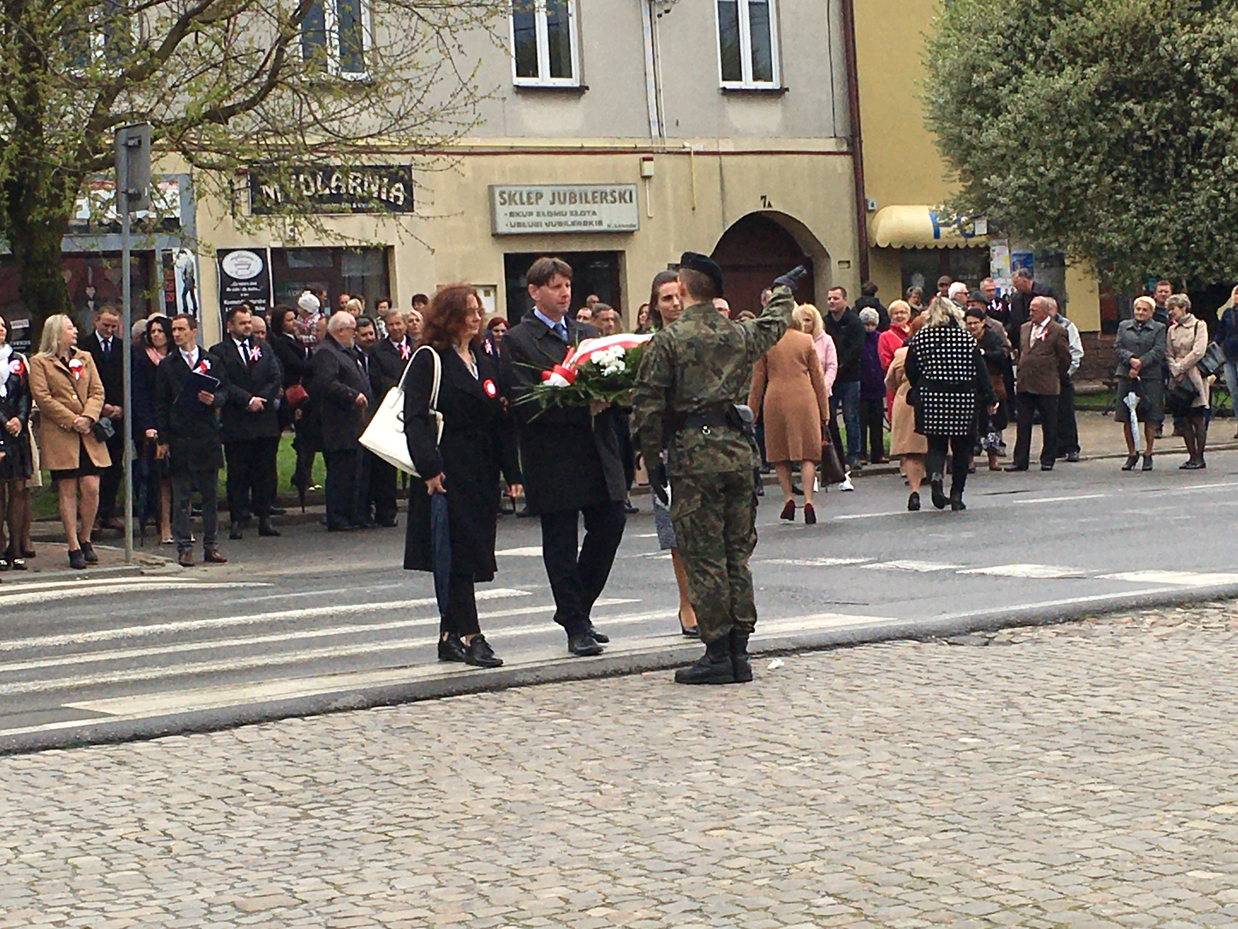 Przekazanie wiązanki kwiatów
