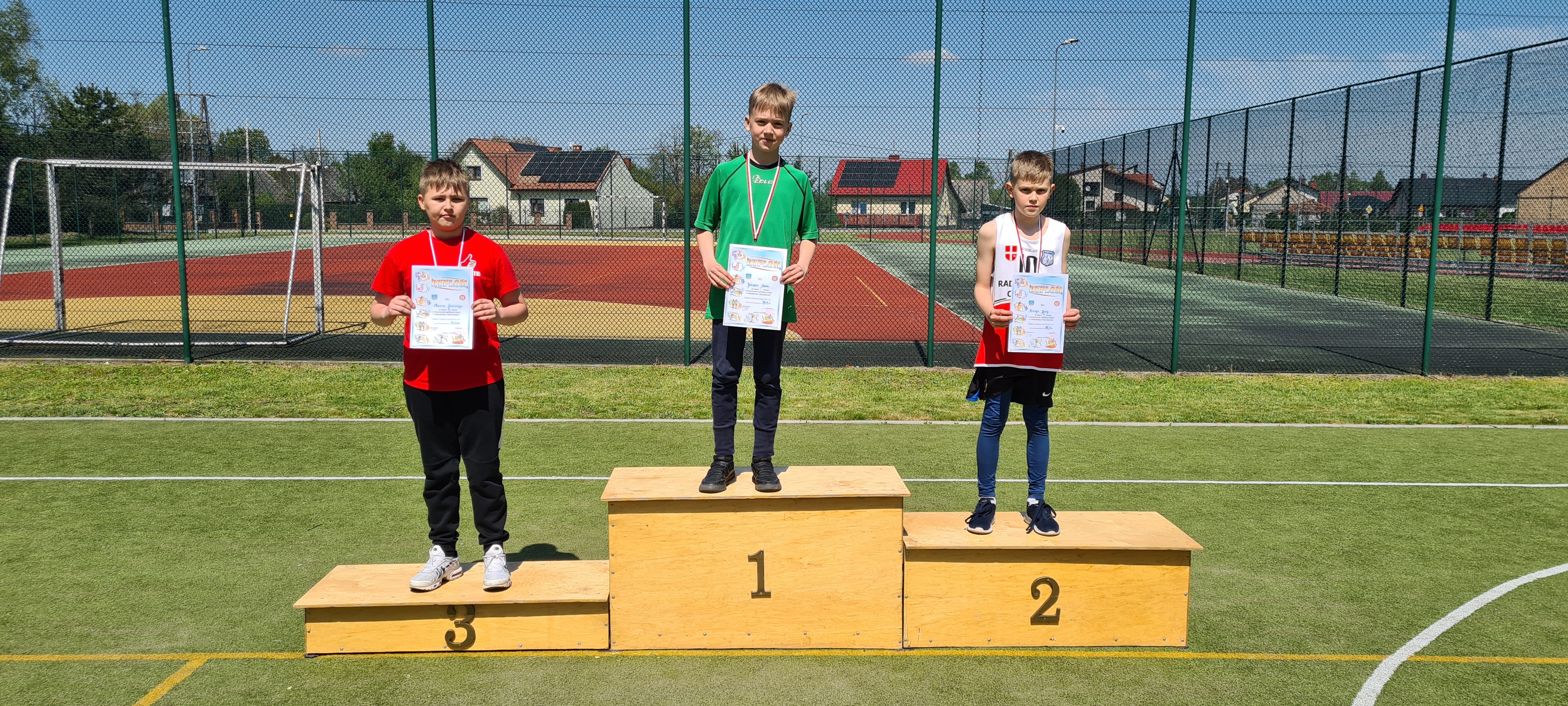 Najlepsi w rzucie piłeczką palantową na podium