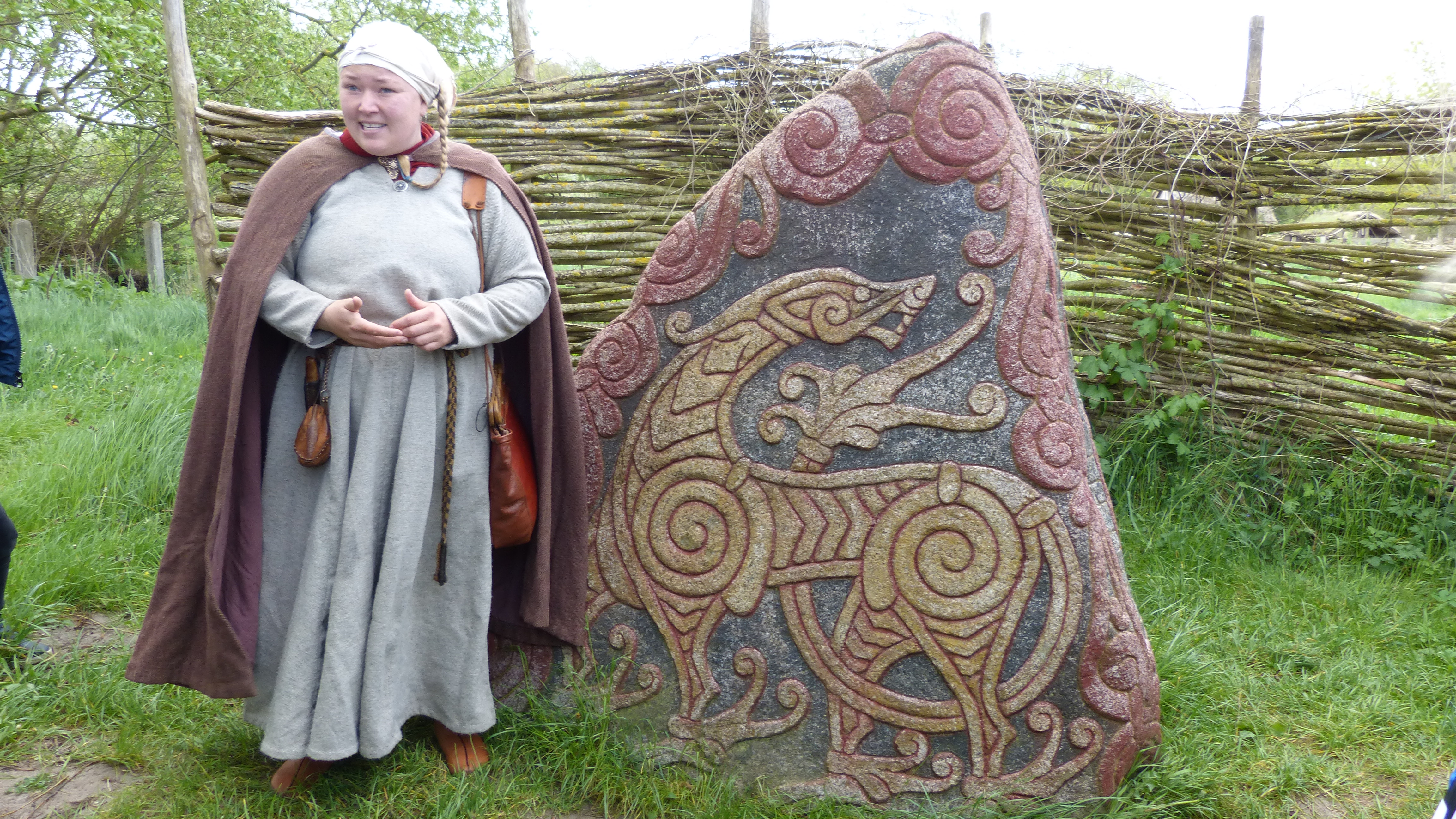 Przewodniczka opowiada historię kamienia
