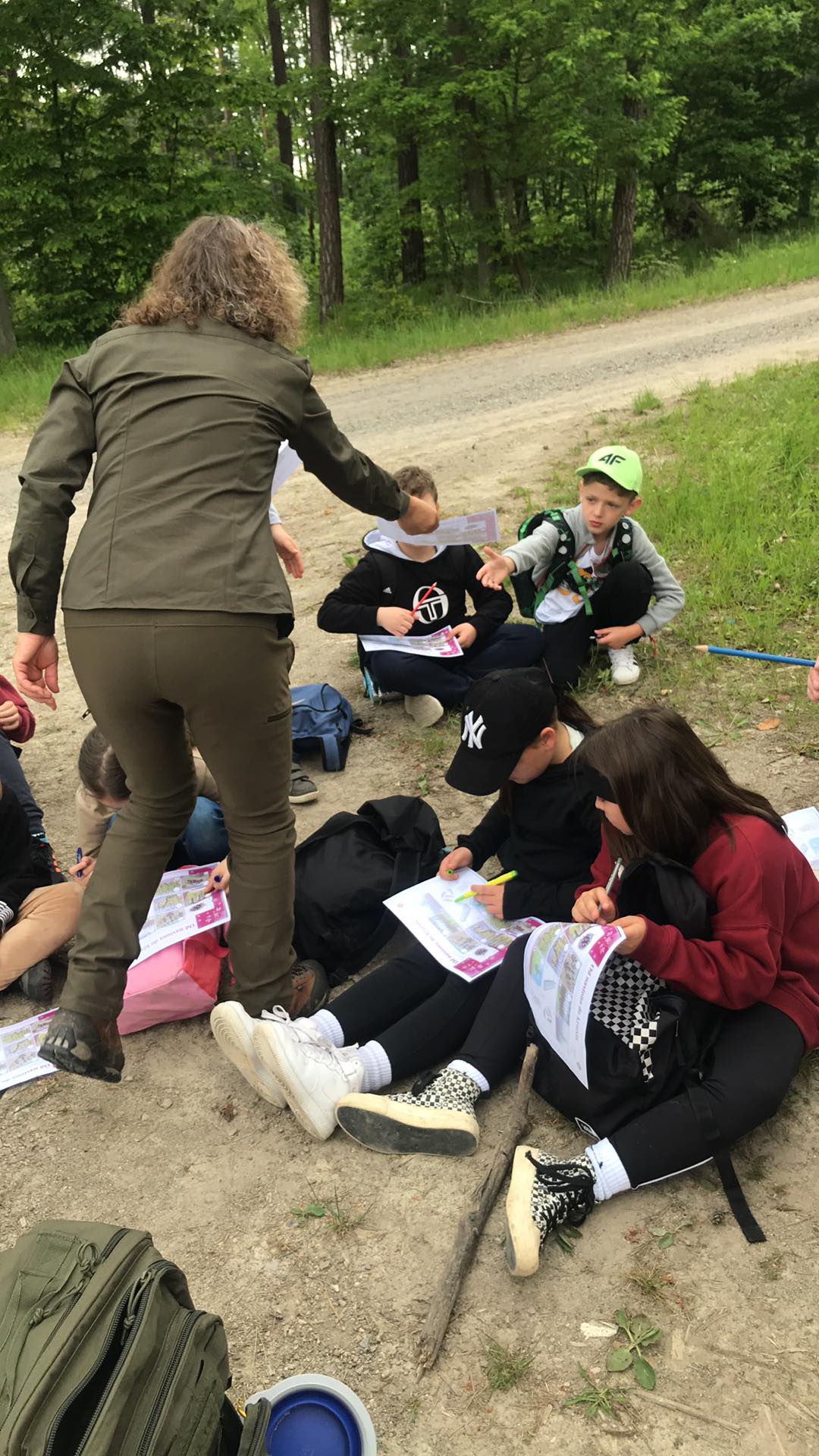 Pani Leśnik sprawdza rozwiązania zagadek i zadań przyrodniczych