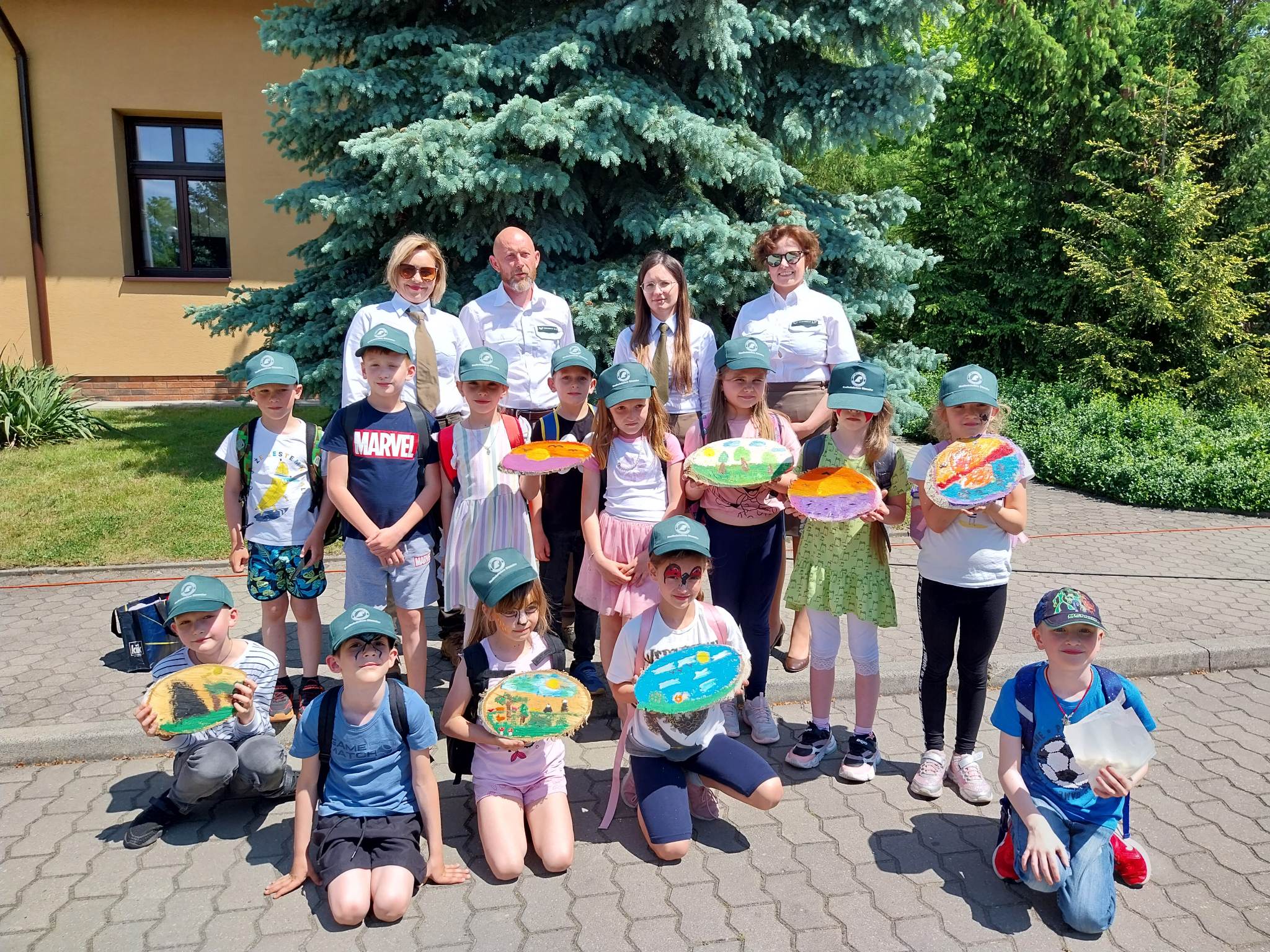 Pamiątkowe zdjęcie z pracownikami Nadleśnictwa Staszów