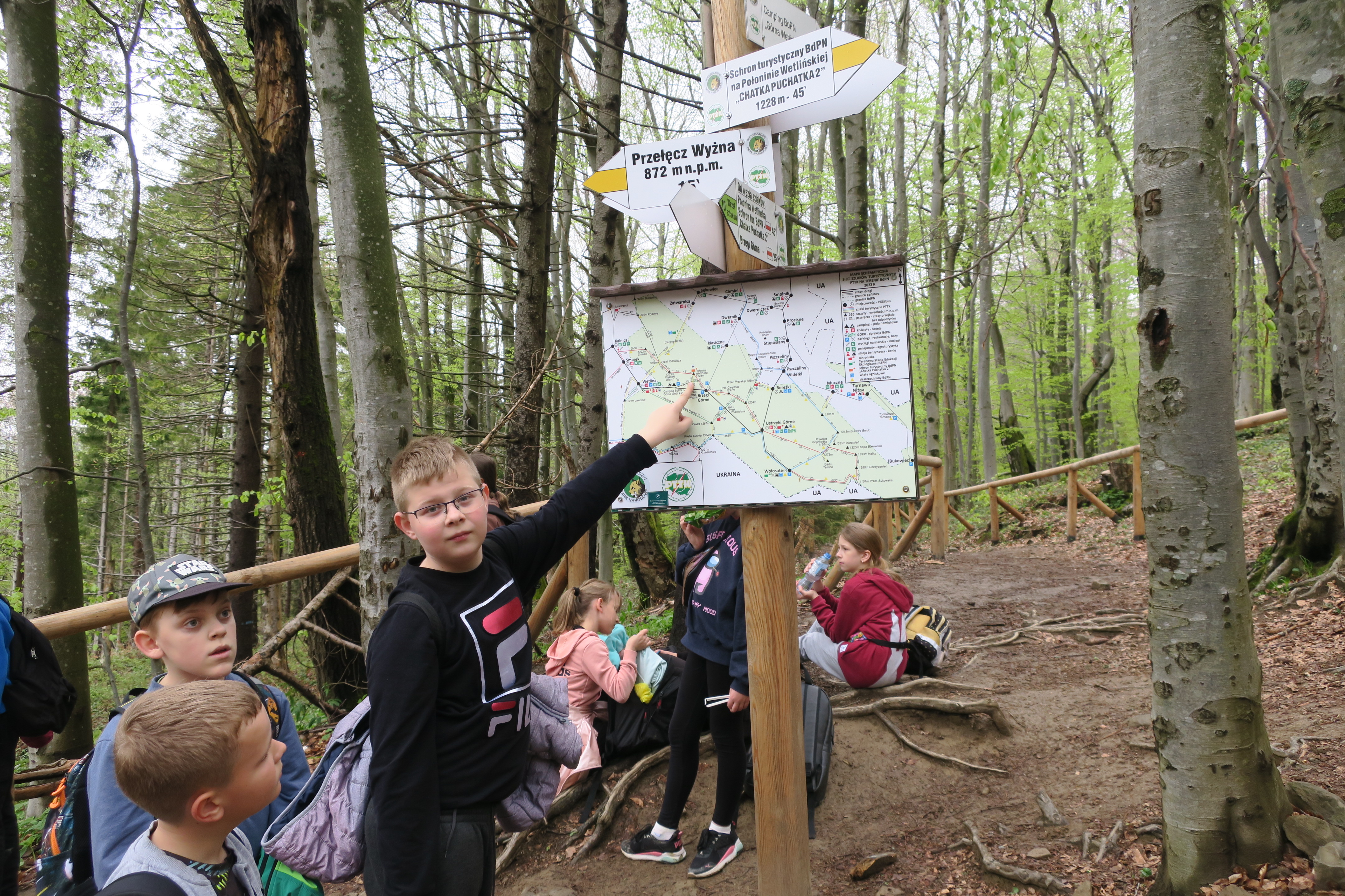 Chłopiec wskazujący mapę