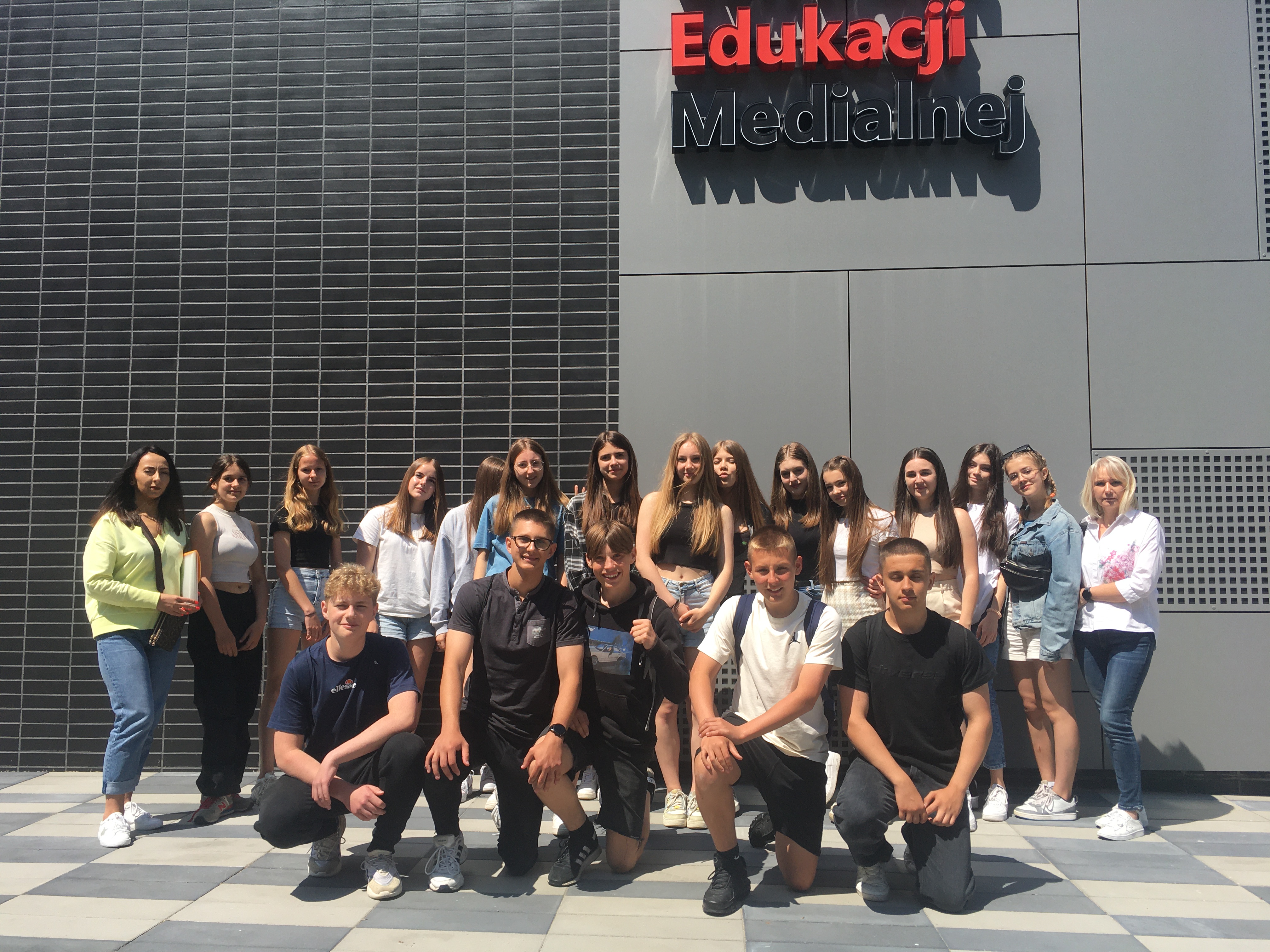 Zdjęcie grupowe przed Centrum Edukacji Medialnej