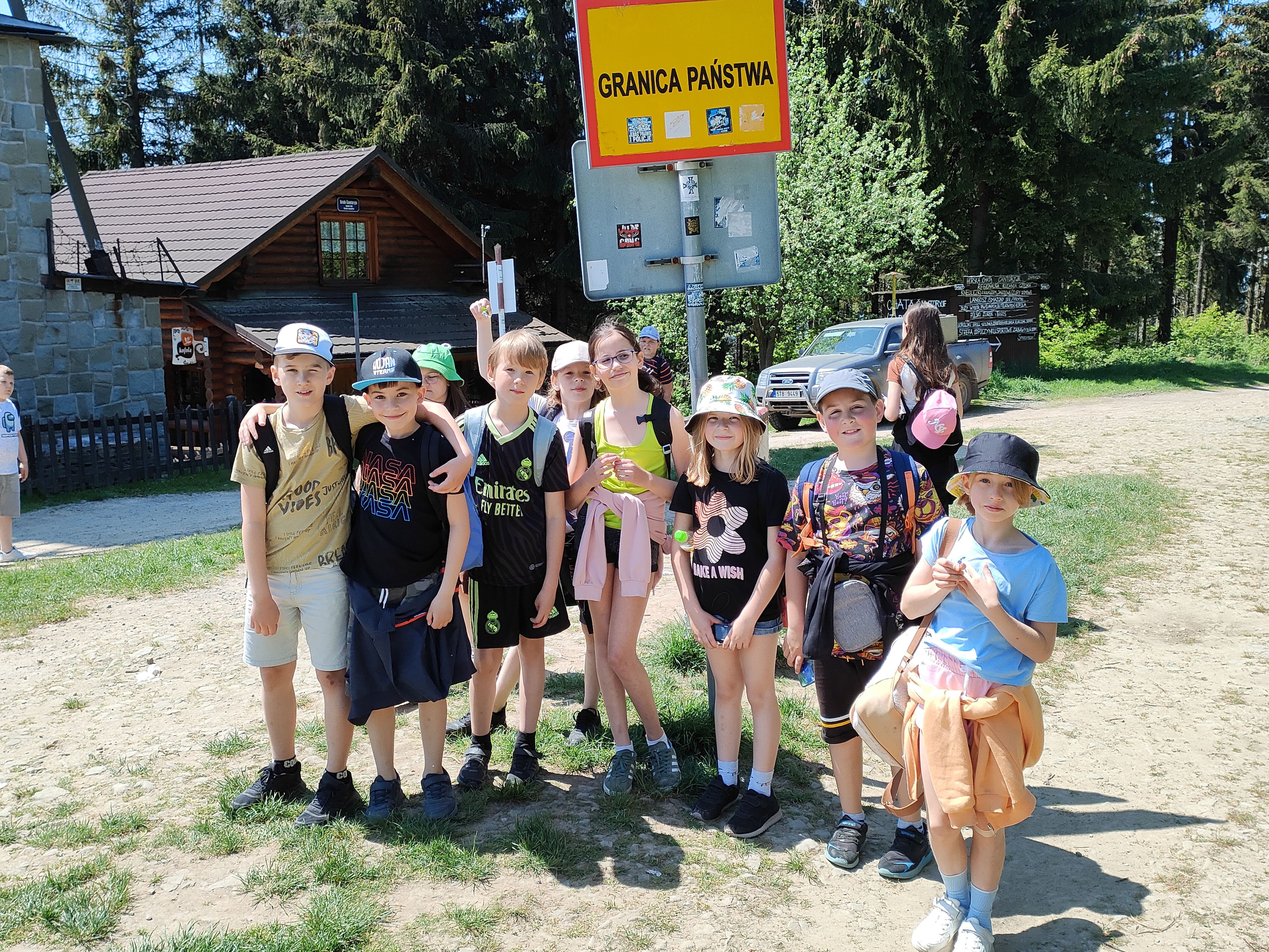 Grupa uczniów na granicy państwa