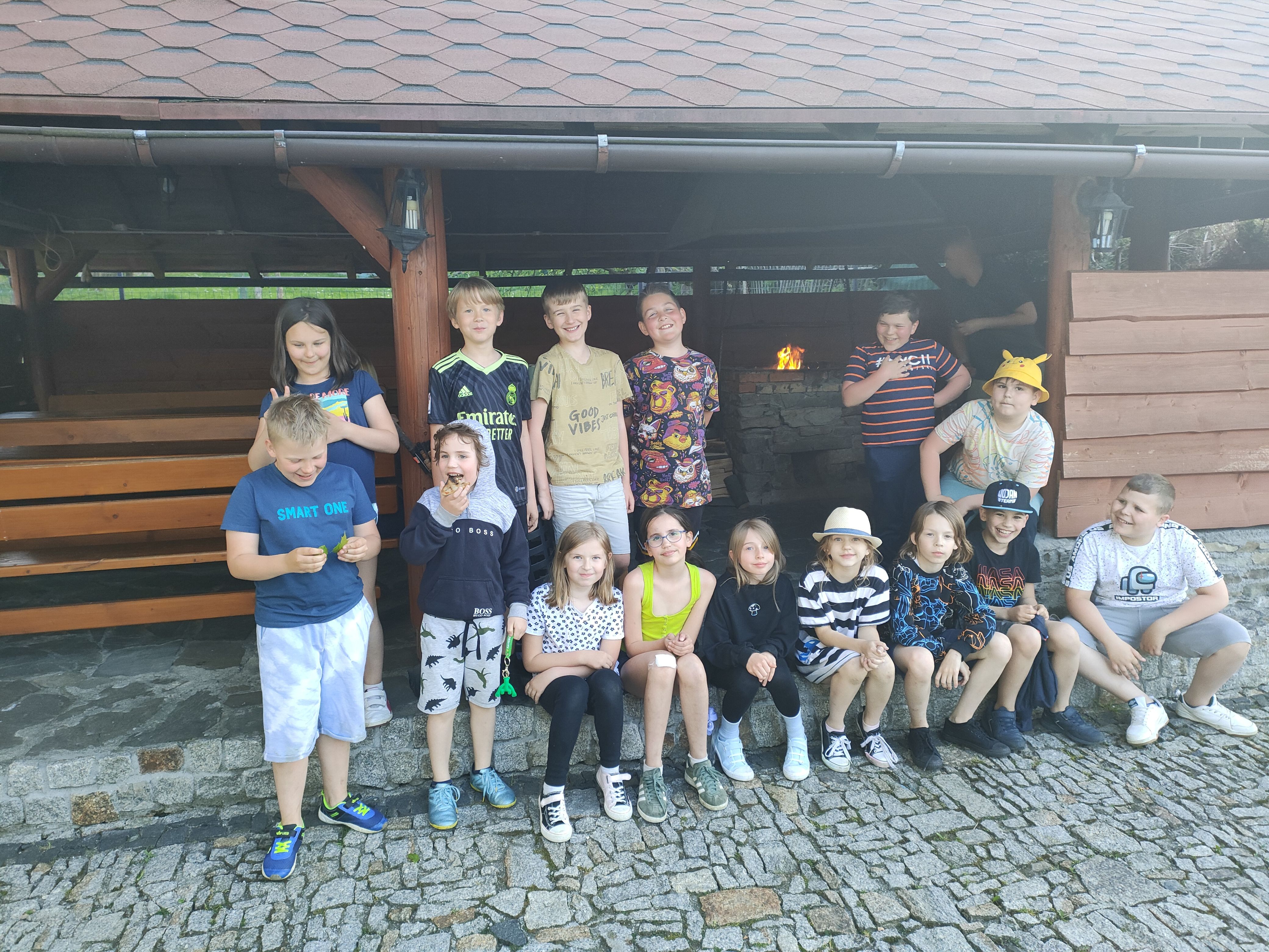 Grupa uczniów na grillu