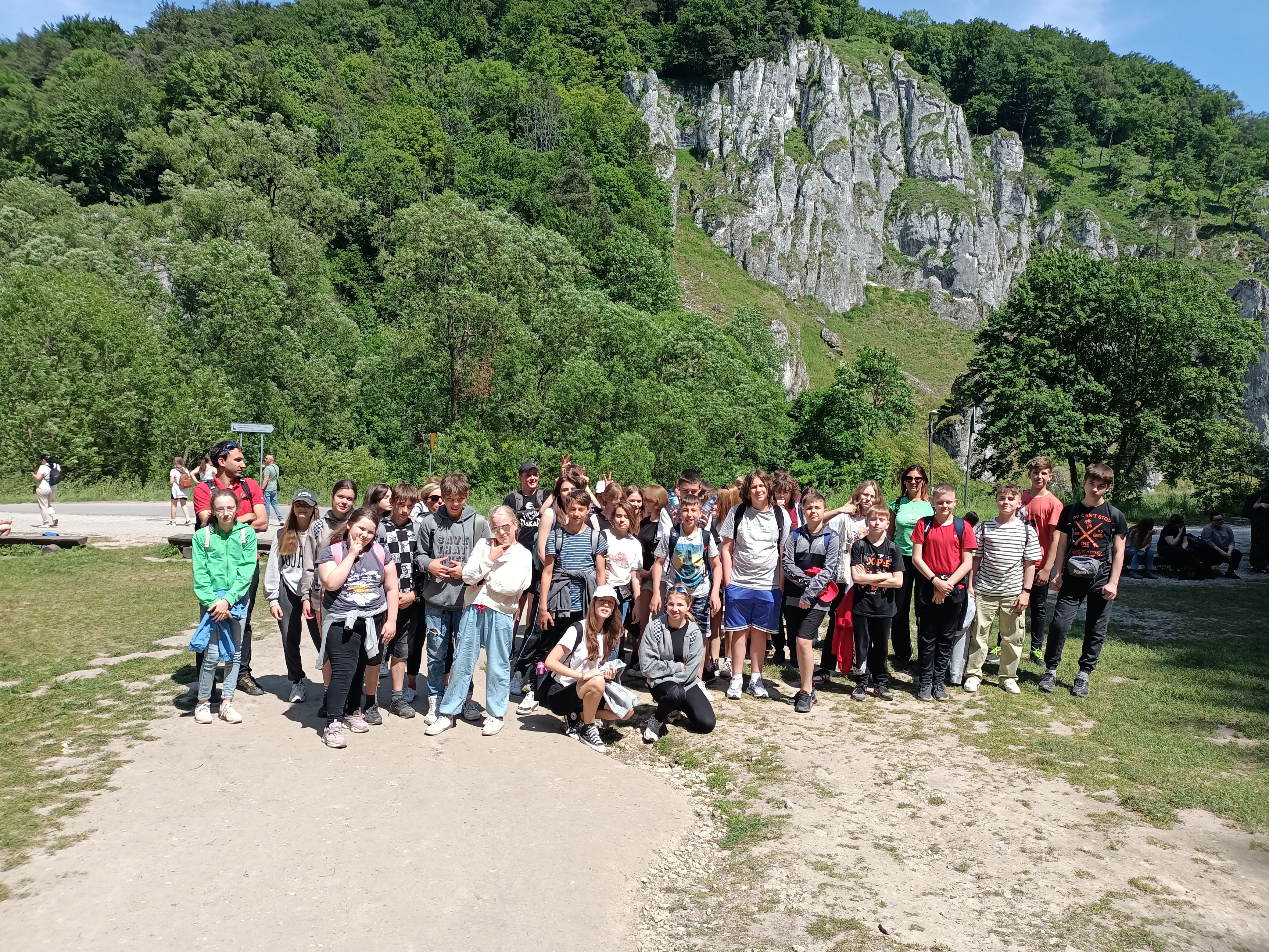 Zdjęcie grupowe z przewodnikiem