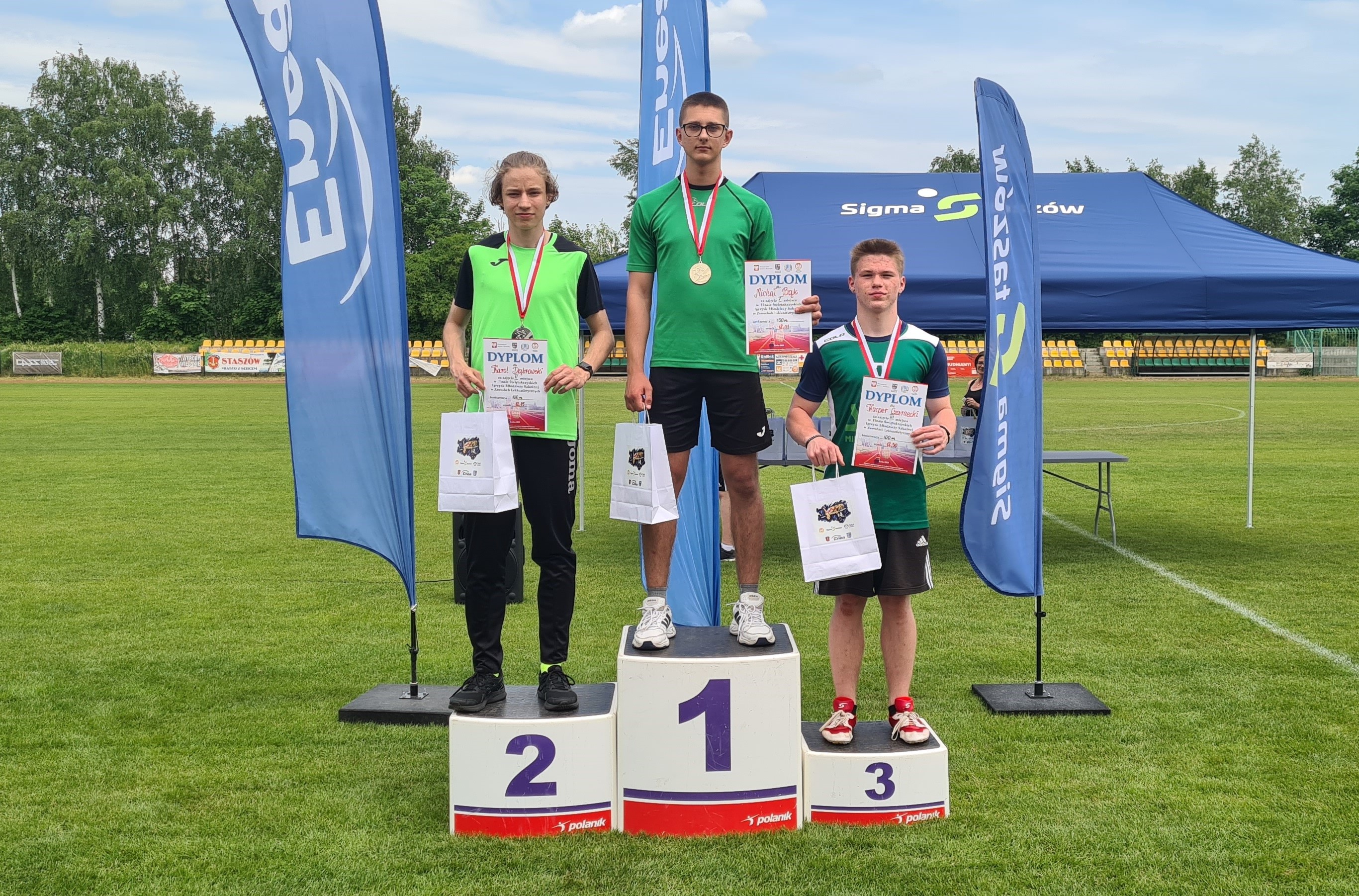 Medaliści 100 m na podium