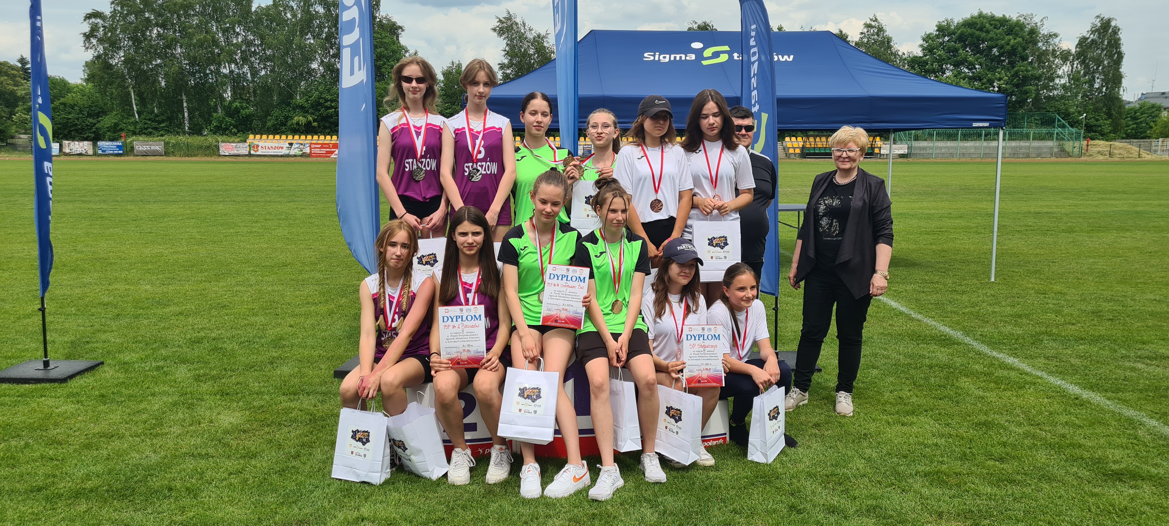 Sztafeta 4x100 m dziewcząt na podium
