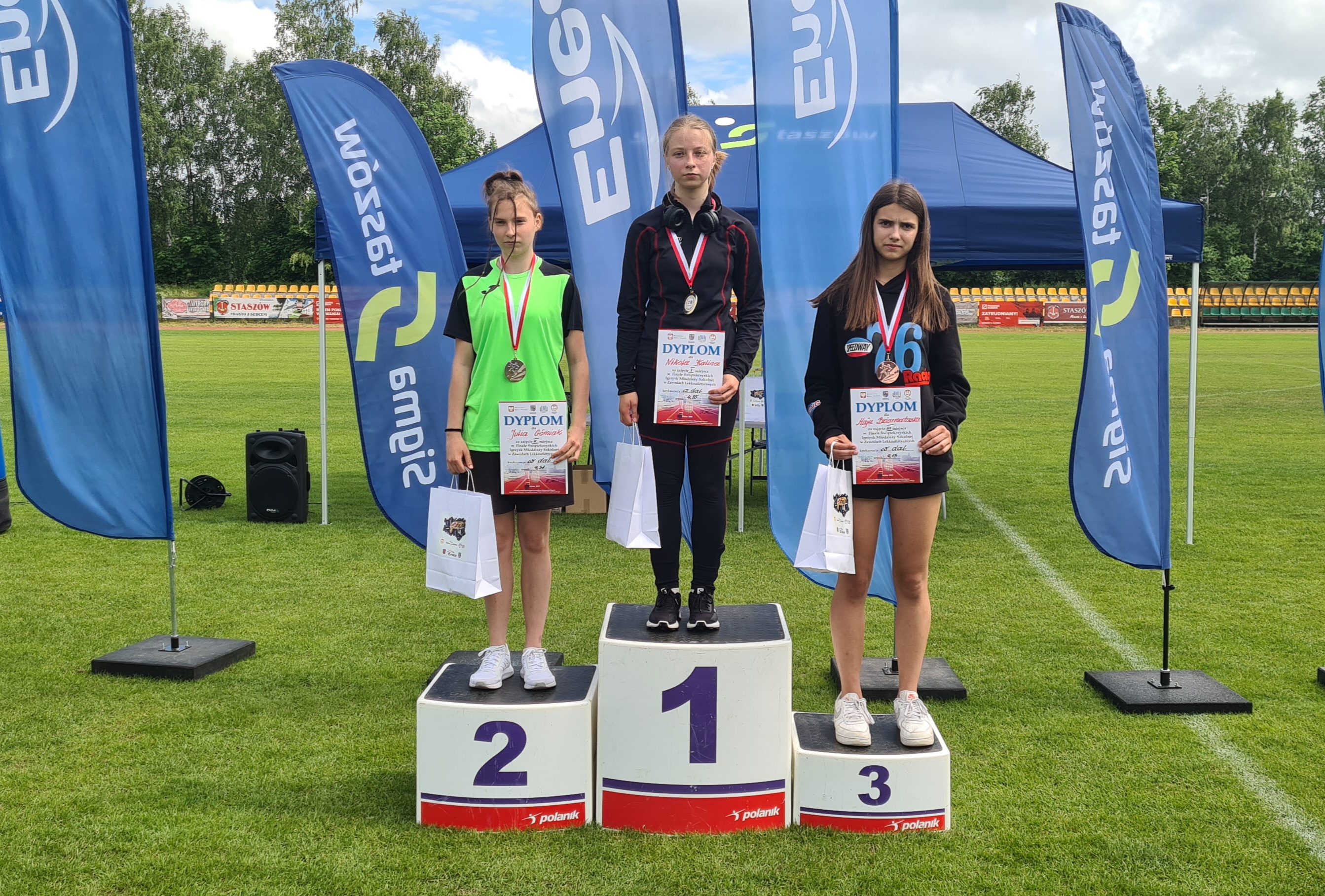 Medalistki skoku w dal na podium