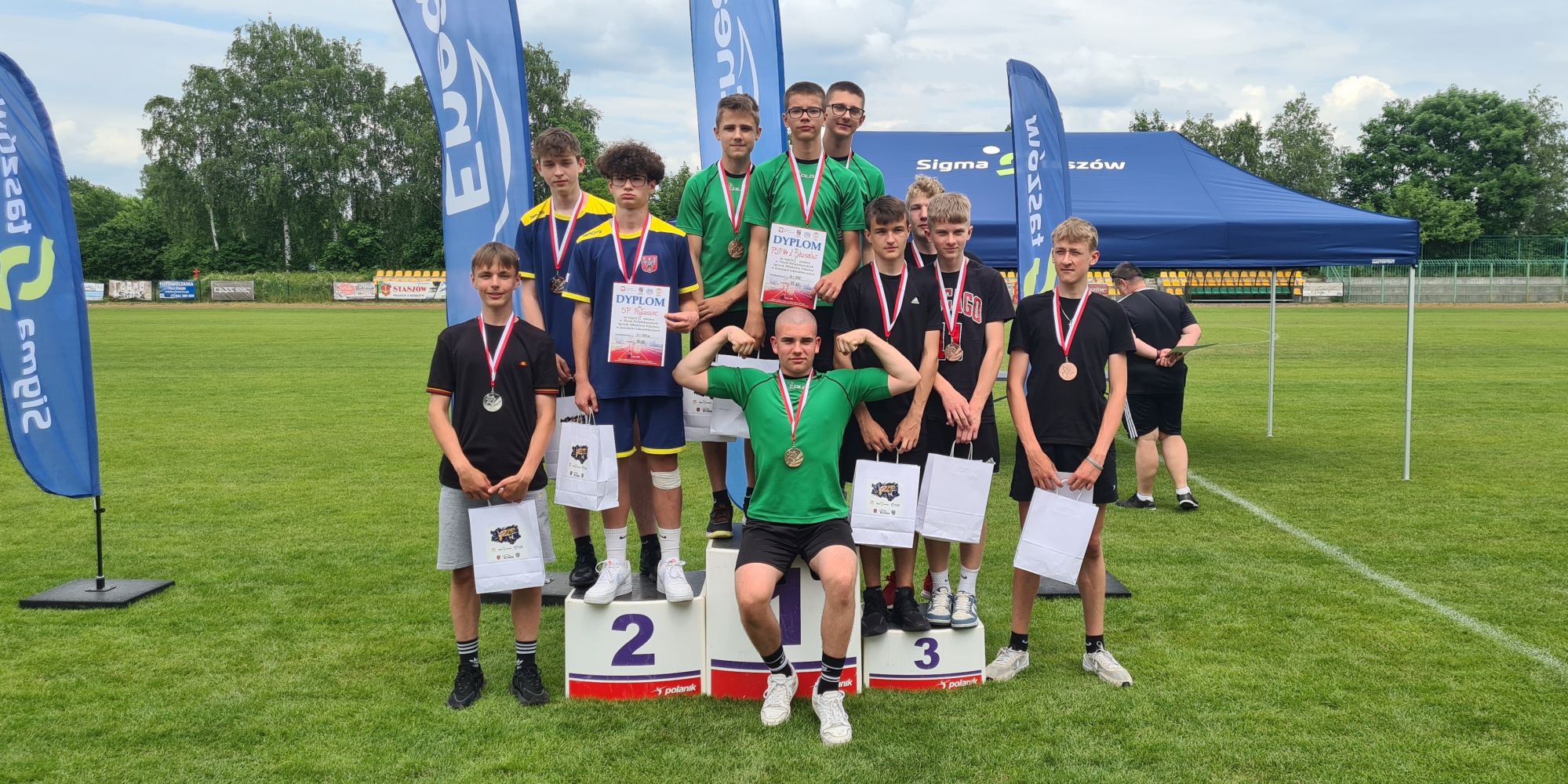 Sztafeta 4x100 m chłopców  na podium