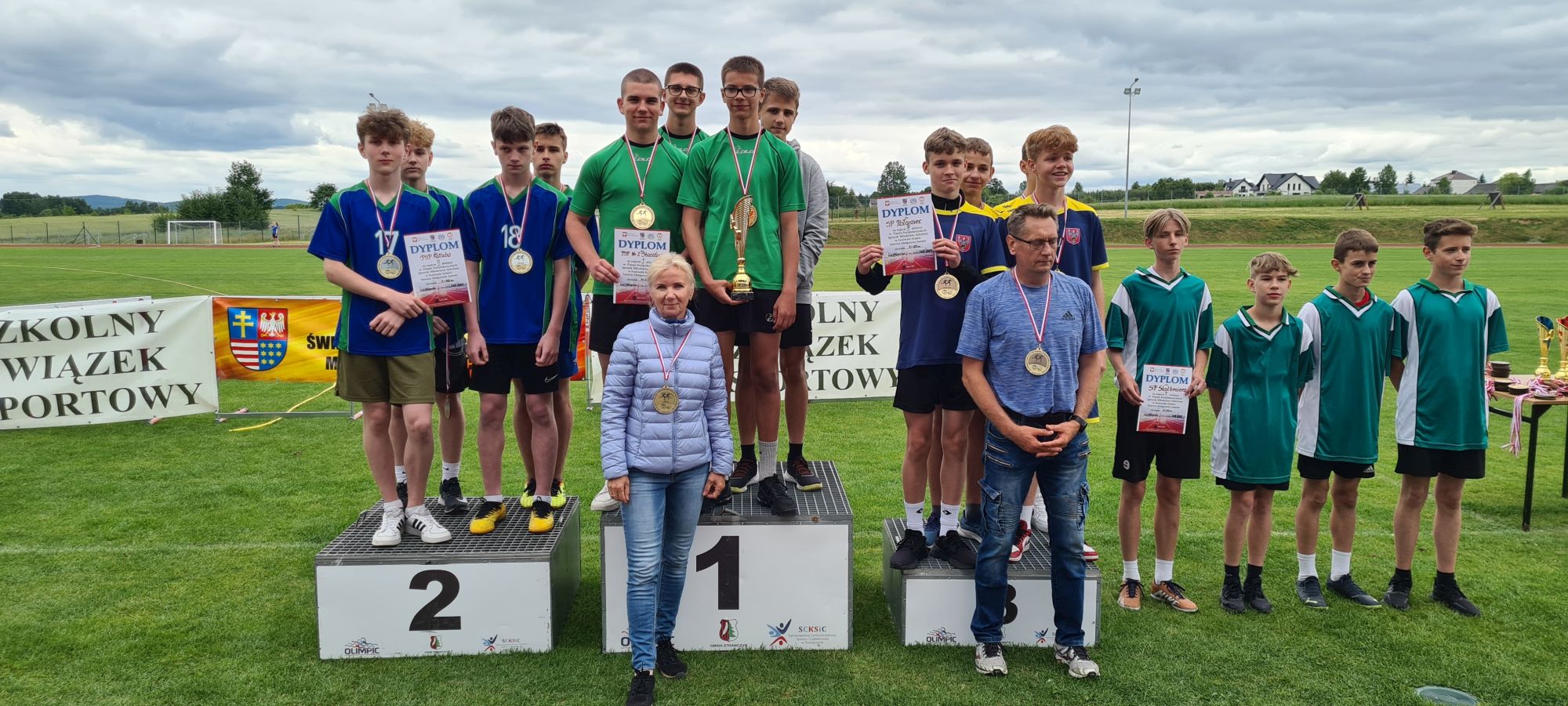 Sztafety 4x100 chłopców na podium 