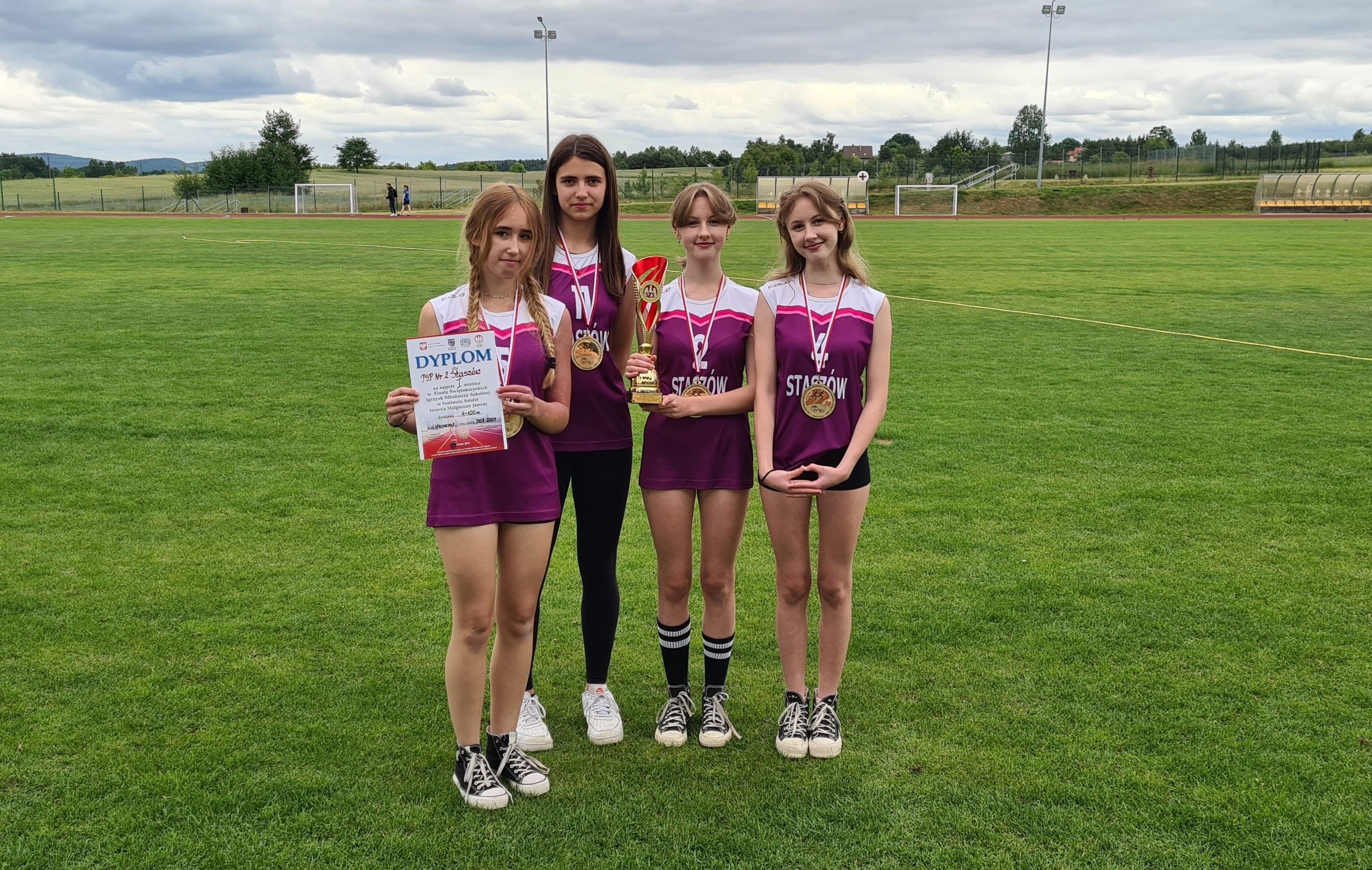 Sztafeta 4x100 dziewcząt starszych z medalami