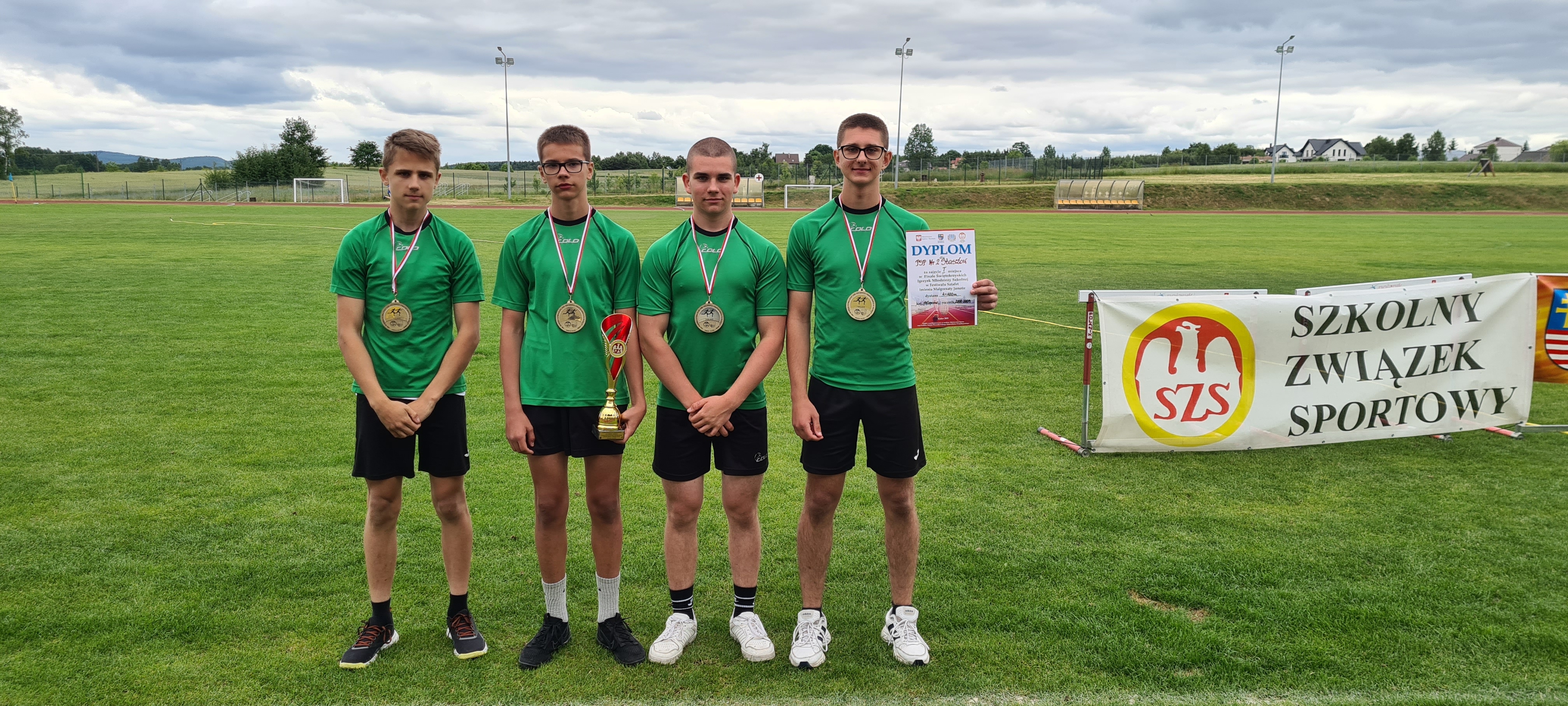 Sztafety 4x100 chłopców starszych z medalami