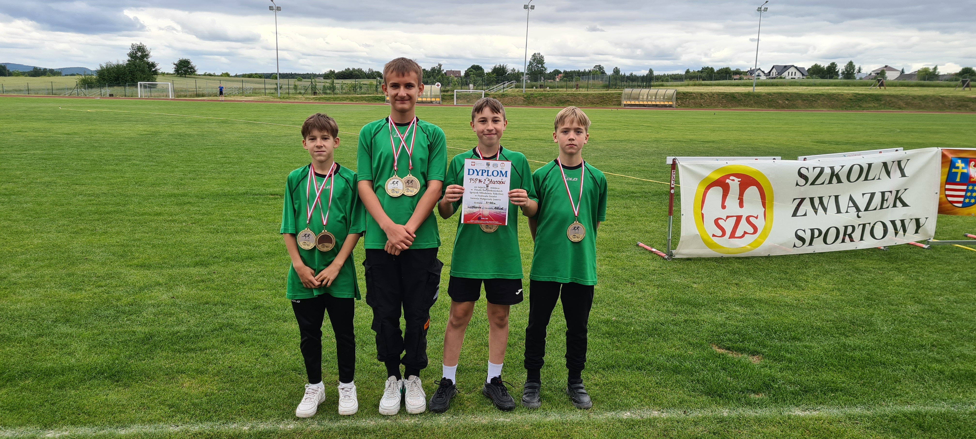 Sztafety 4x100 chłopców młodszych z medalami