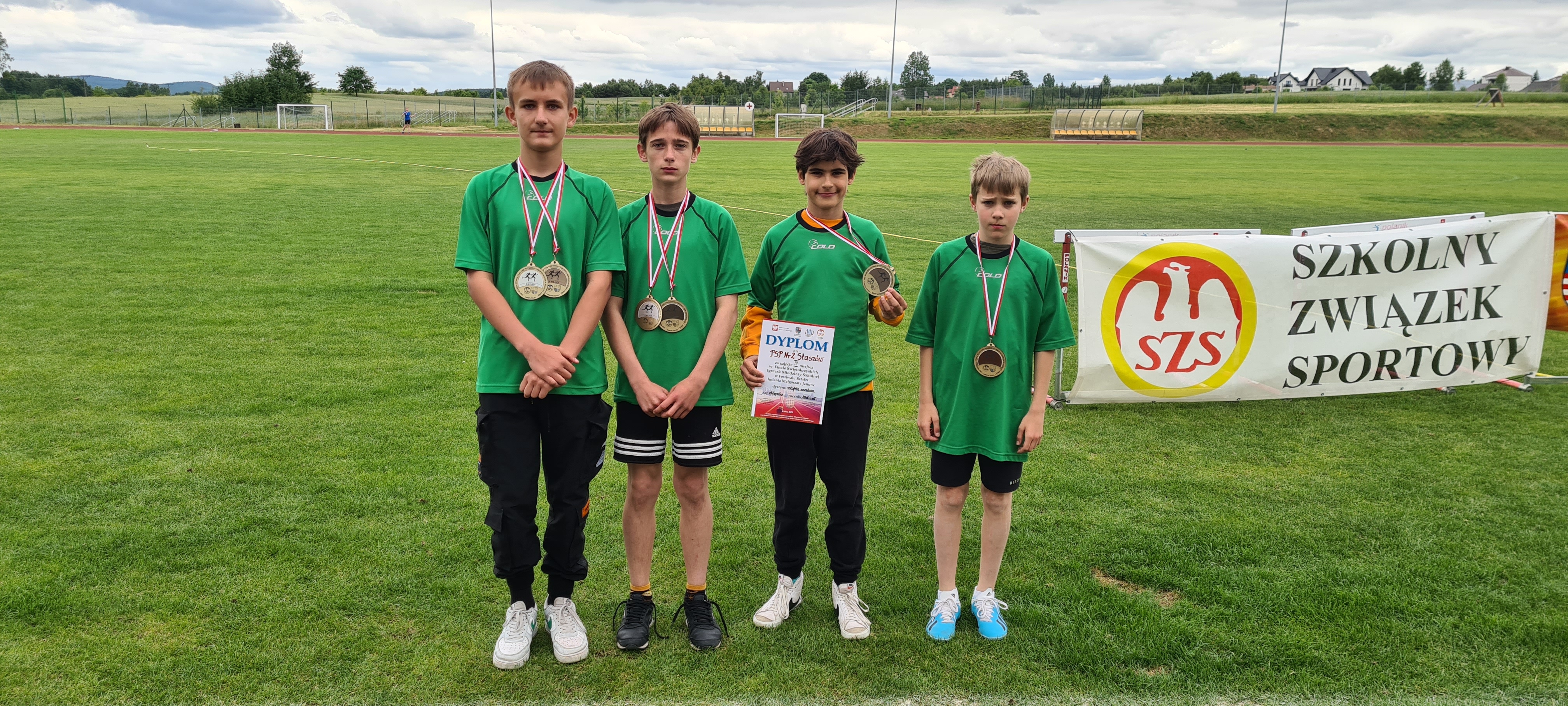 Sztafeta szwedzka chłopców z brązowymi medalami