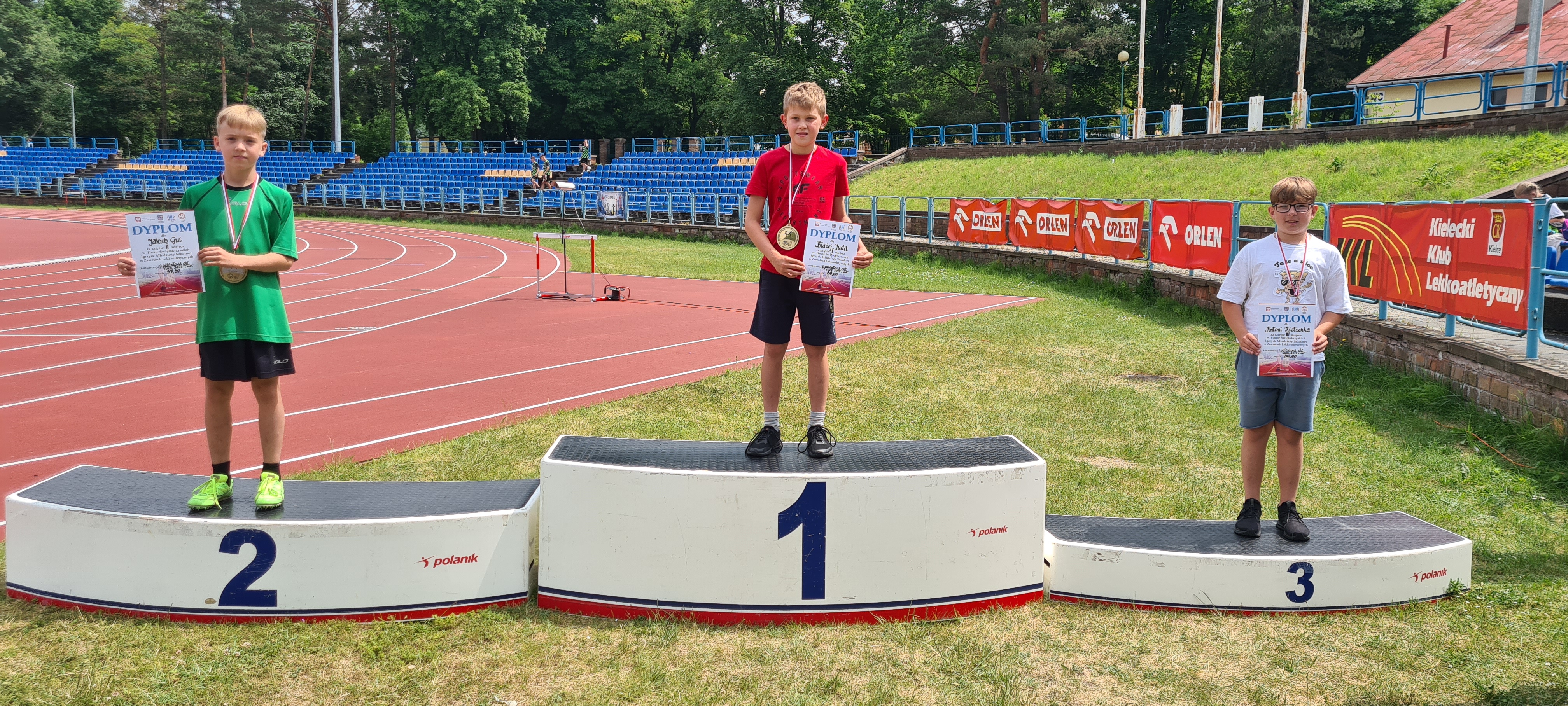 Medaliści rzutu piłeczką palantową z rocznika 2012  na podium