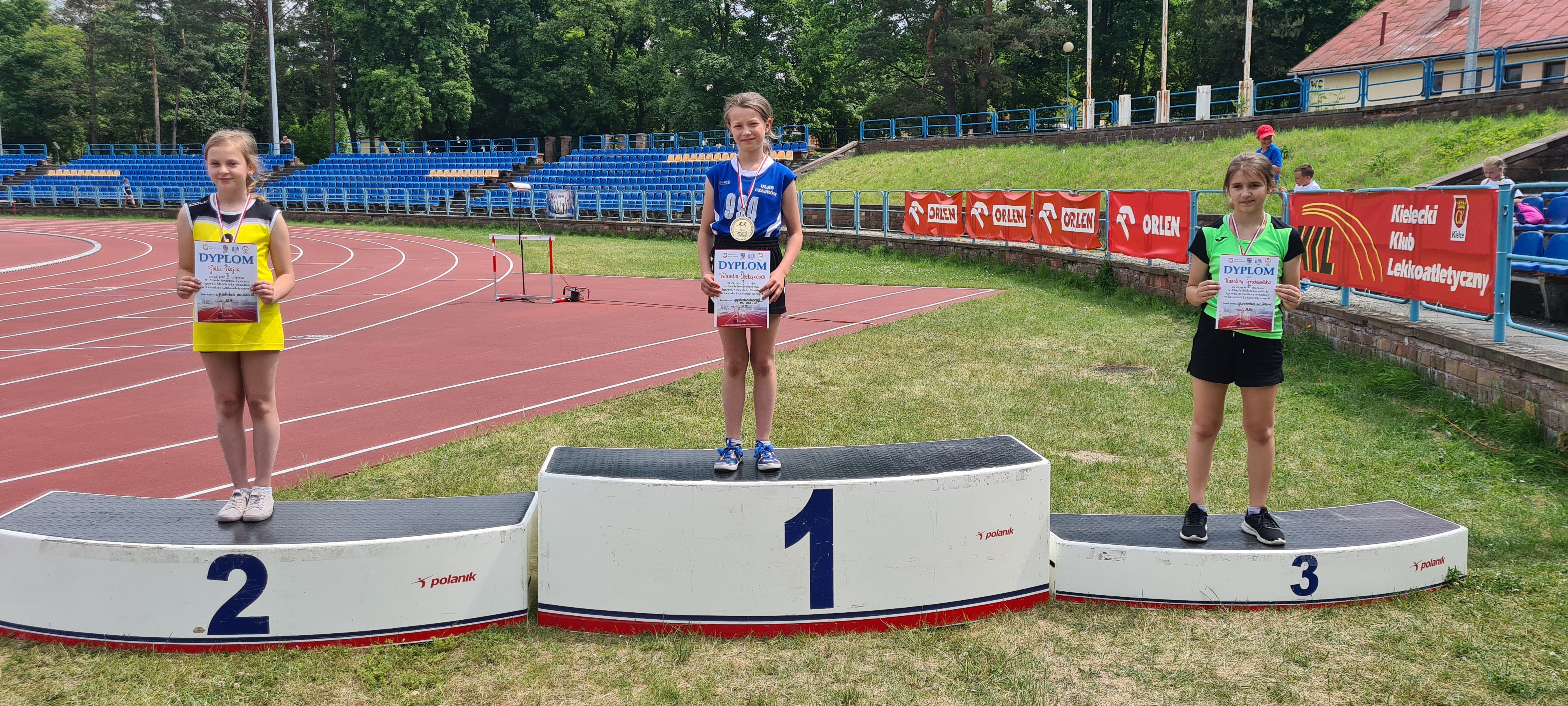 Medalistki rzutu piłeczką palantową z rocznika 2012 na podium