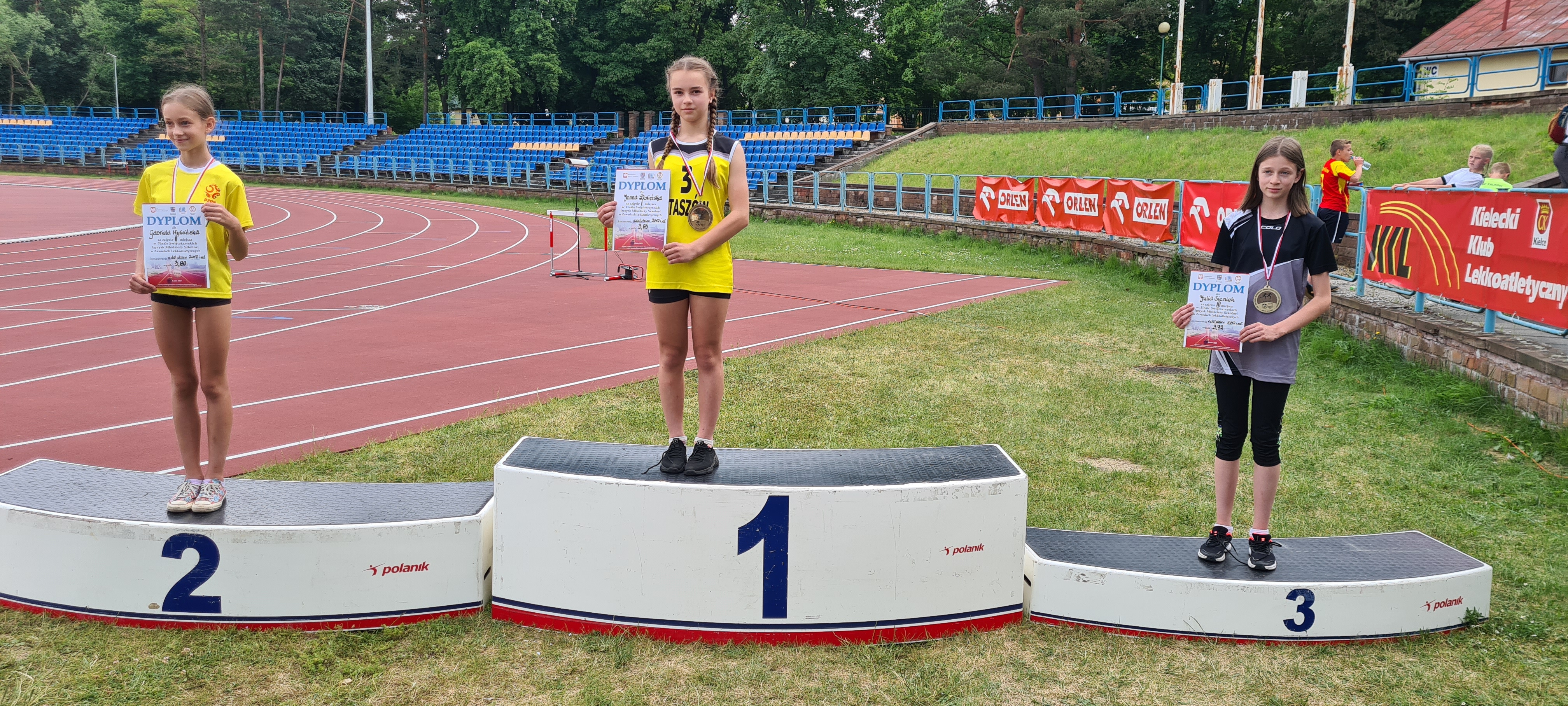 Medalistki w skoku w dal z rocznika 2012 na podium