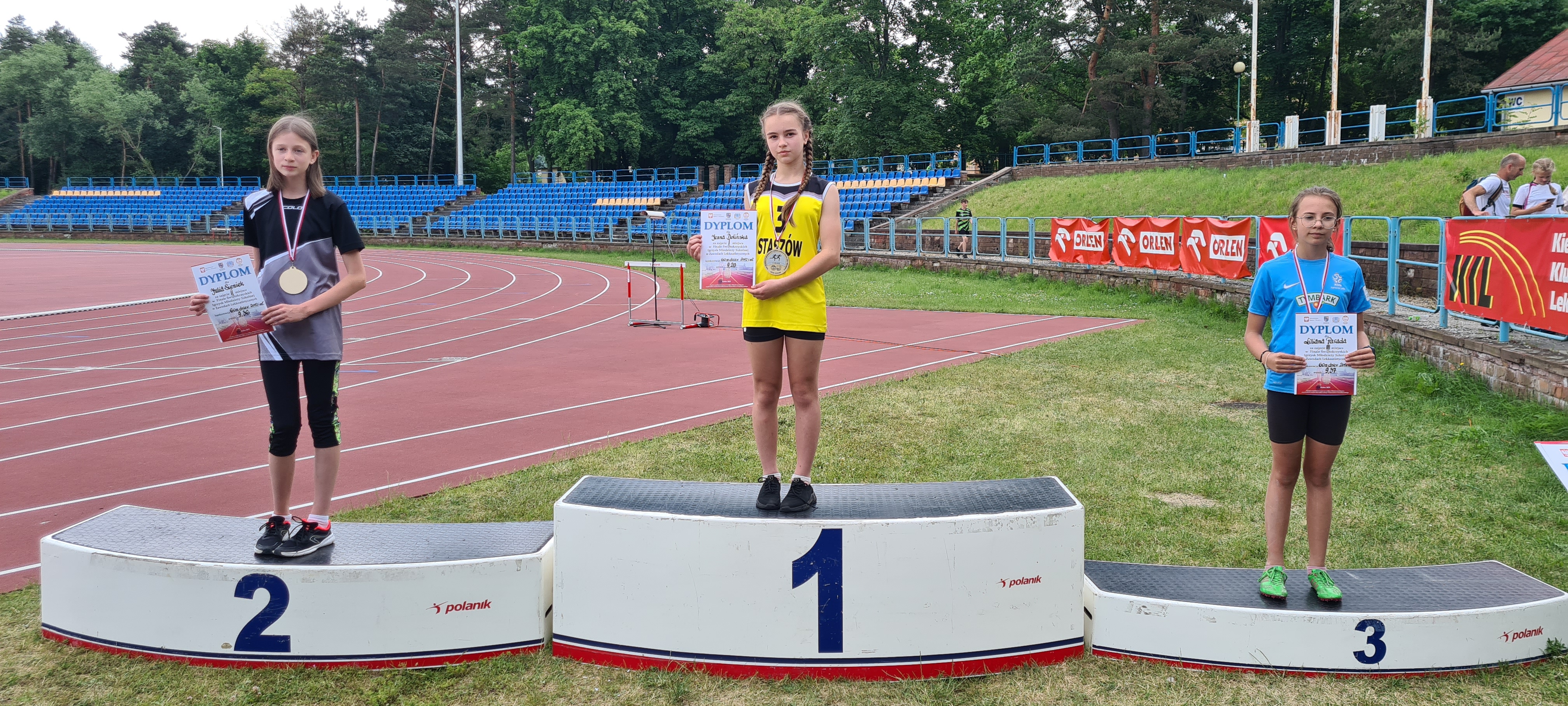 Medalistki biegu na 60 m  z rocznika 2012 na podium