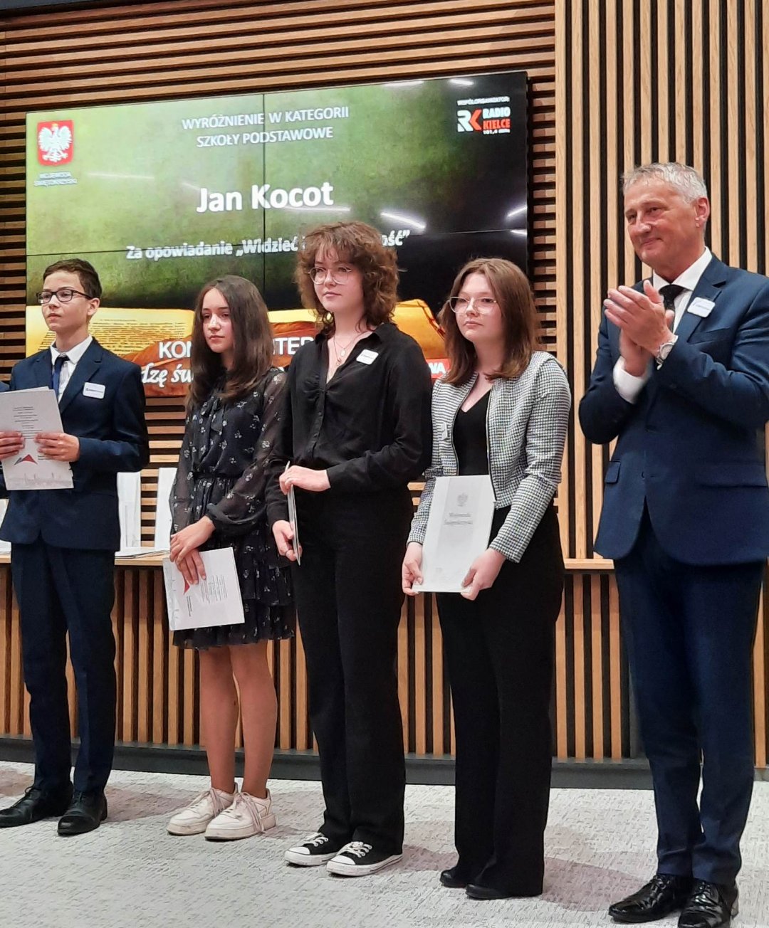 Laureaci oraz  wojewoda  świętokrzyski Zbigniew Koniusz