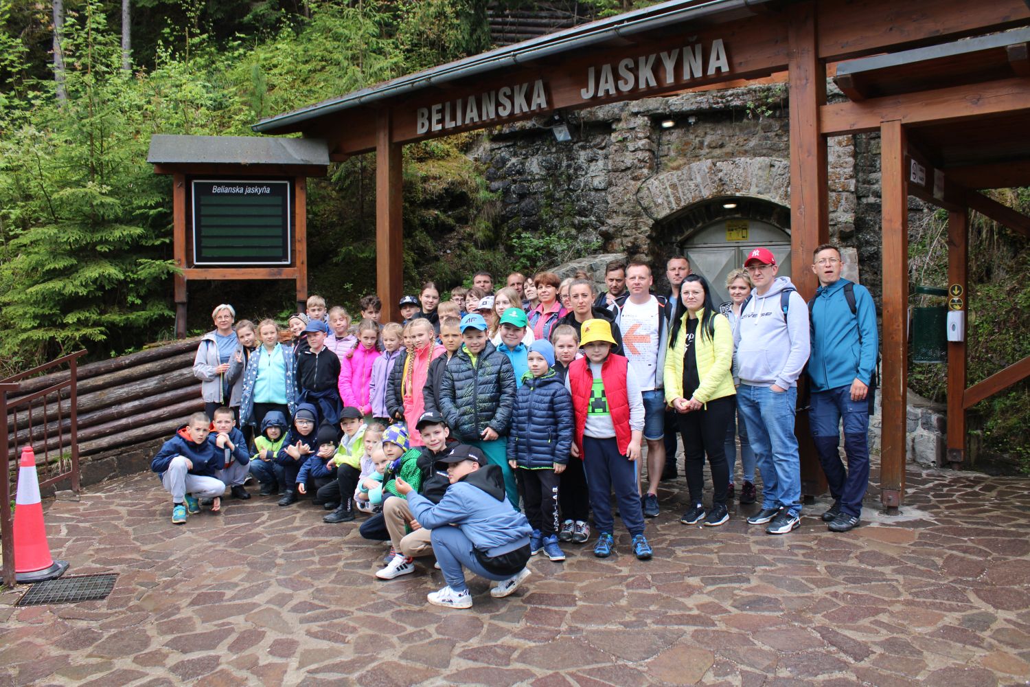 Grupa przed wejściem do jaskini